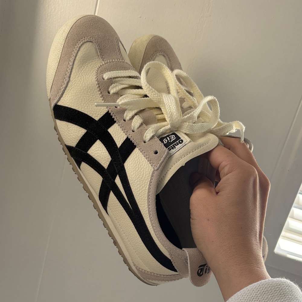 Onitsuka Tiger Cream & Black Low-Top Sneakers - Picture 2 of 9
